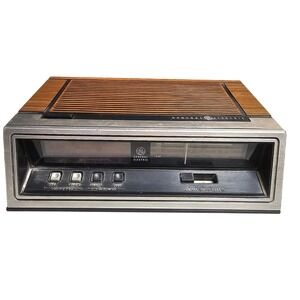 Vintage General Electric AM FM Digital Clock Radio Wood Grain MCM 7-4624A Works